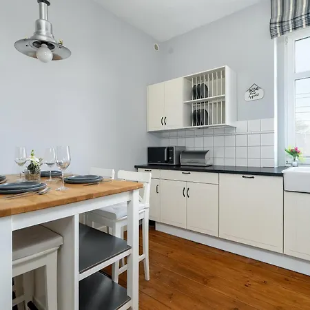 Bright Slupecka With Parking In By Renters Apartment *