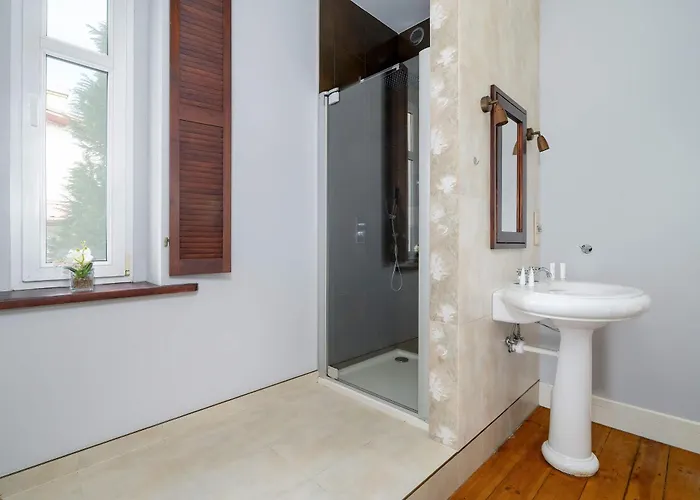 Bright Slupecka With Parking In By Renters Apartment *