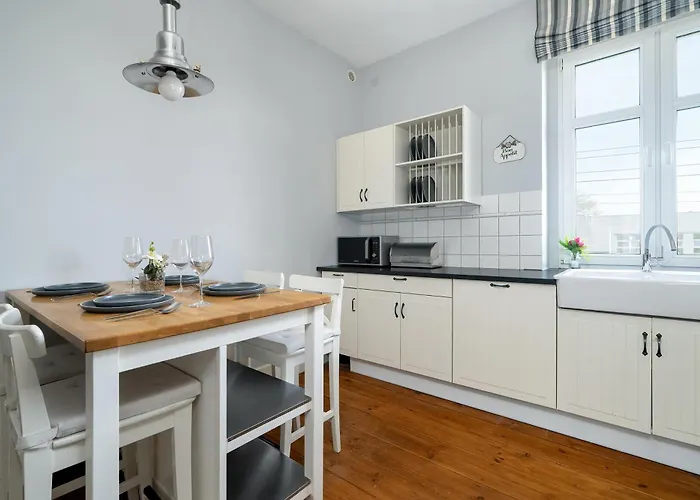 Bright Slupecka With Parking In By Renters Apartment *